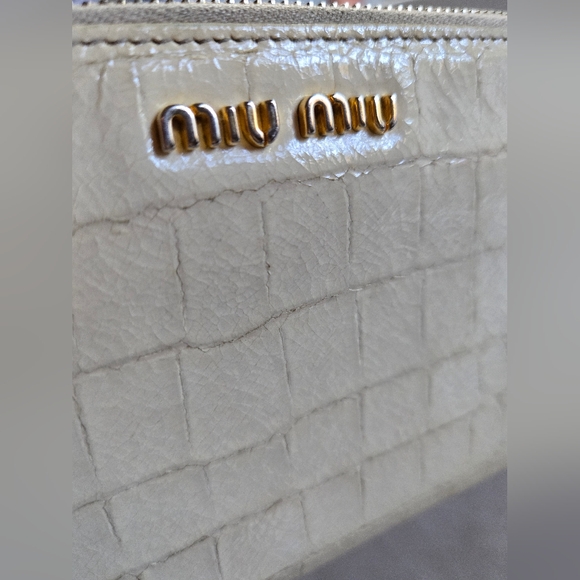 Miu Miu Cream Croc-Embossed Wallet - Picture 10 of 16